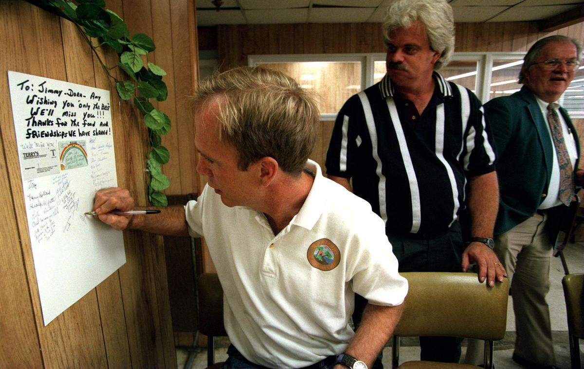8/21/97 1C Sam Cook, a regular at the Stanley Drug food counter, signs a farewell posterboard for owners Jimmy and Theodora Apostolou and Amy Scott as David Scott, husband of Amy, looks on. (UNPUBLISHED NOTES:) (8/20/97.SUDETKA). “I’ve come in forlunch almost everyday for most of my 30 years”, said Sam Cook, left, a regular at the Stanley Drug lunch counter, as he signed a farewell posterboard for owners Jim and Dora Apostolou and waitress, Amy Scott, as Scott’s husband, Dave Scott, center, and Skip Richardson, right, look on. The Apostolous served up their last meal to customers on Wednesday in preparation for the sale of the local Stanley Drug Store on 7th Street to Revco. GAYLE SHOMER/STAFF