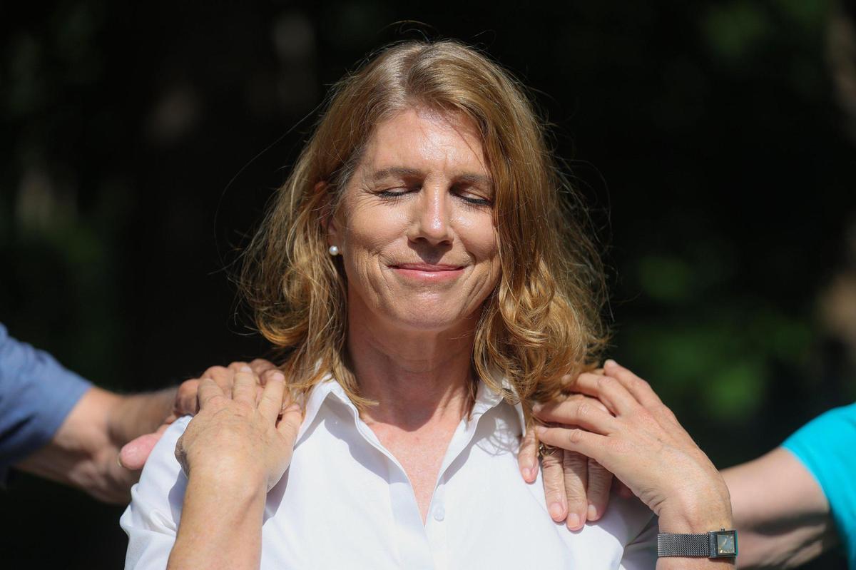 “It just works,” Jenna says of her relationship with “adoptive” parents Steve and Karen, whose hands can be seen on her shoulder here. “It balances out, very nicely, I think.”
