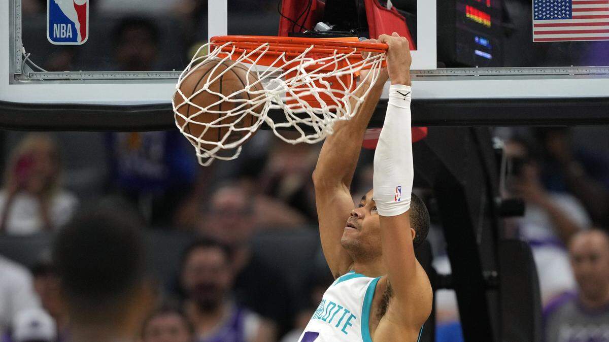 Charlotte Hornets guard Bryce McGowens (7) dunks against the San Antonio Spurs during the fourth quarter at Golden 1 Center on July 3, 2023..