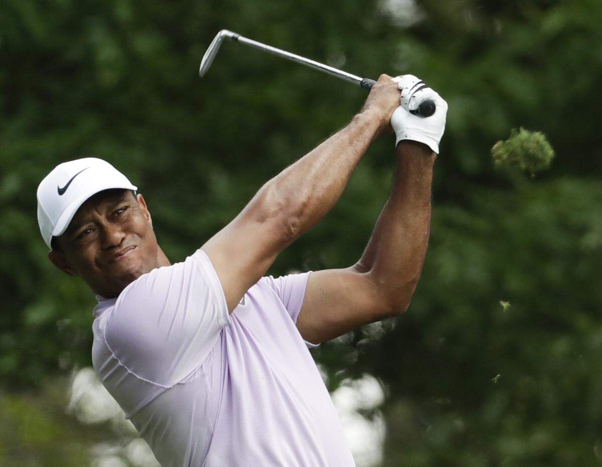 Tiger Woods' dramatic back nine put him in position to win his fourth green jacket at the Masters.