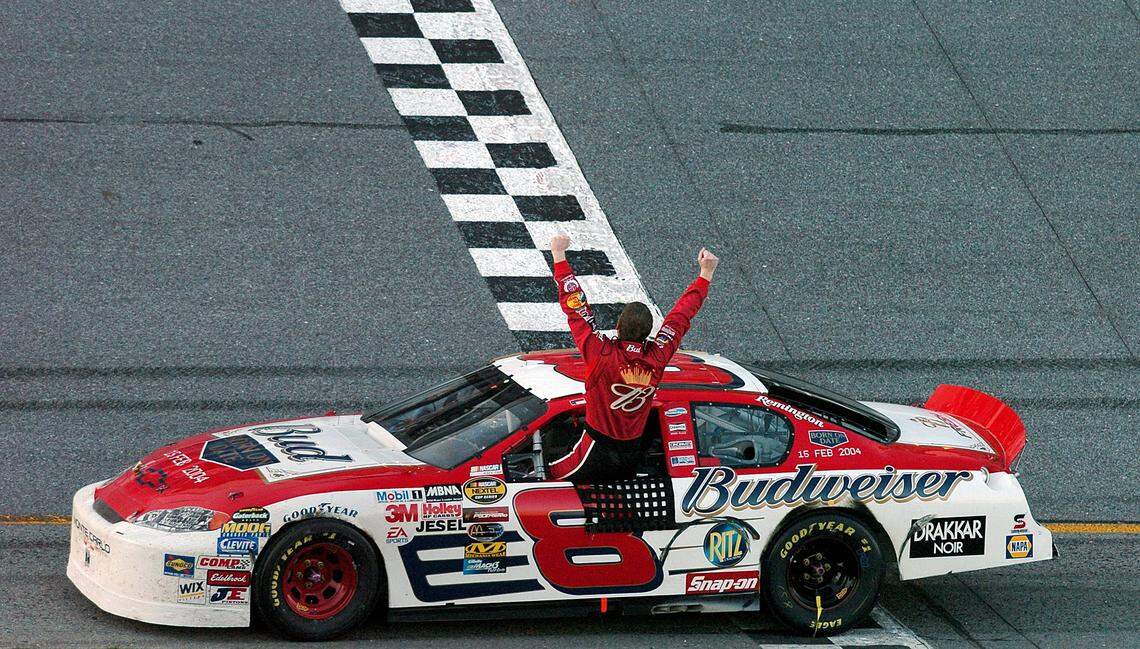 KRT SPORTS STORY SLUGGED: NASCAR KRT PHOTOGRAPH BY JEFF SINER/CHARLOTTE OBSERVER (February 15) DAYTONA BEACH, FL -- Dale Earnhardt Jr. raises his arms in victory after winning the Daytona 500 on Sunday, February 15, 2004. (mvw) 2004