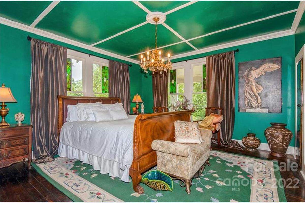 Grand Oaks has six bedrooms.
