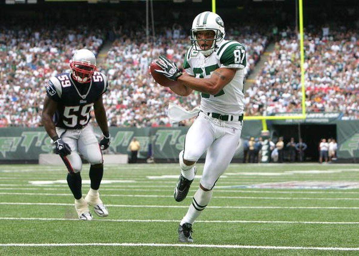 Laveranues Coles #87 of the New York Jets runs in a touchdown against the New England Patriots during their game on September 9, 2007 at Giants Stadium in East Rutherford, New Jersey.