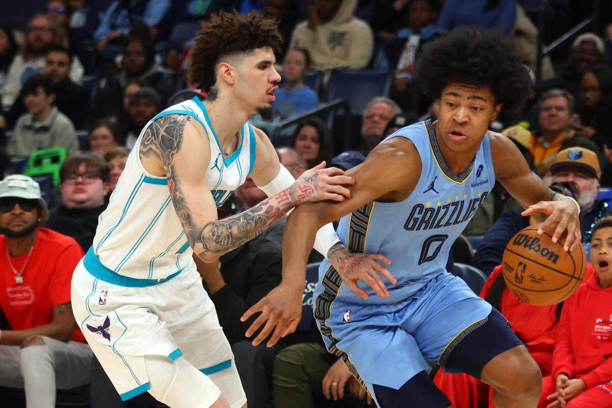 Memphis Grizzlies forward Jaylen Wells (0) drives to the basket as Charlotte Hornets guard LaMelo Ball (1) defends during Wednesday’s fourth quarter at FedExForum. Petre Thomas-Imagn Images