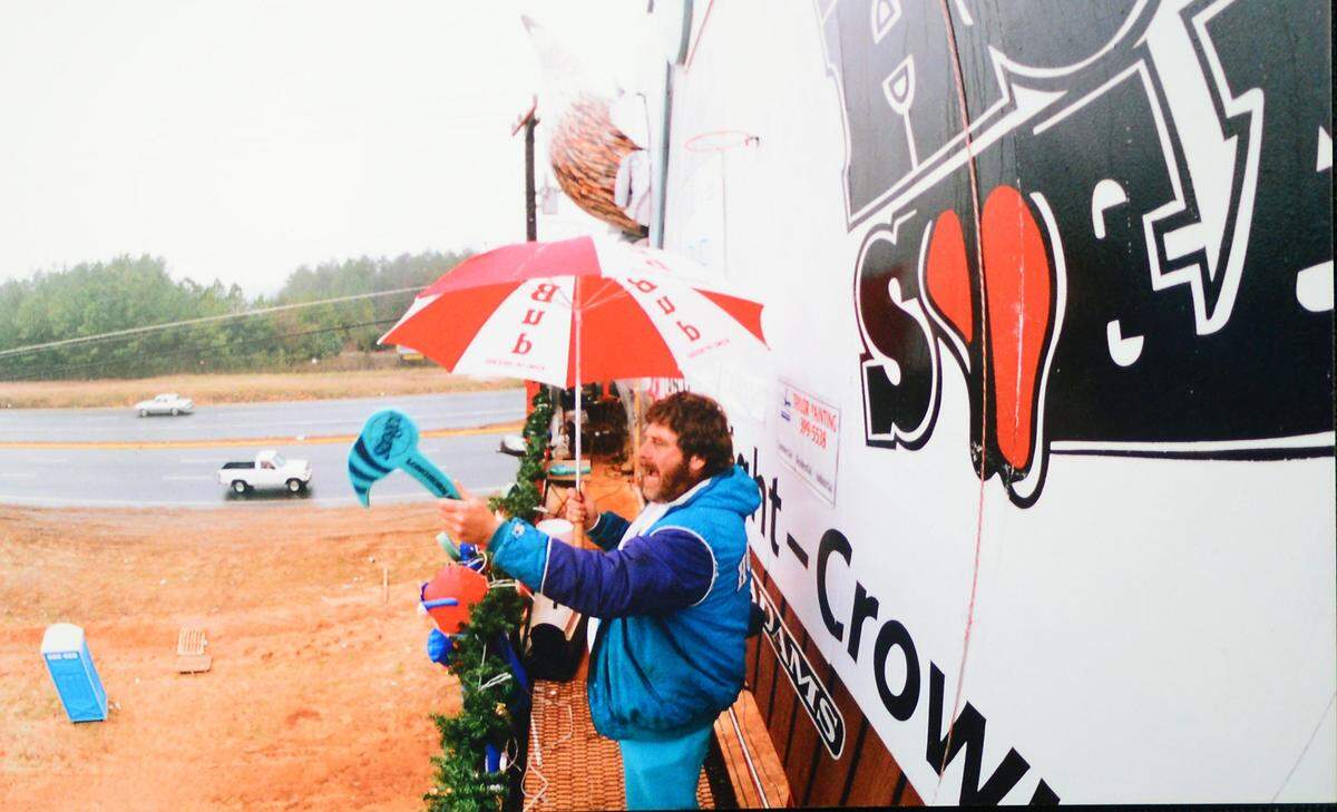Dennis Easterling followed the Guinness Book of World Records rules during his 35 days atop a billboard. He was allowed one five-minute break per hour.