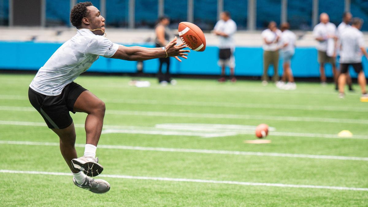 Air Force Nyle Erving participates in the wide receiver drill at the “USAA’s Salute to Service NFL Boot Camp” in the Bank of America Stadium on July 25, 2024. U.S. About 100 service members trained like the Carolina Panthers for a day. They participated in drills similar to those used by NFL coaches, such as the 40-yard dash, broad jump, three-cone shuttle, receiving gauntlet, and the QB arm challenge. This is the first time the boot camp has been hosted on the Panthers’ field.