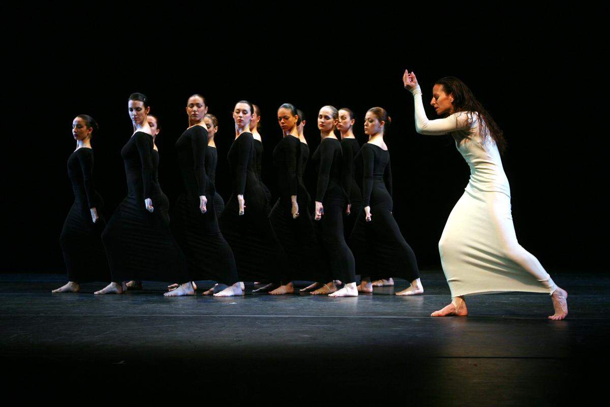Elizabeth Auclair, right, performs “Heretic” with members of the Martha Graham ensemble during the final dress rehearsal of Martha Graham Dance Company 80th Anniversary gala at the Skirball Center for the Performing Arts, Tuesday, April 18, 2006 in New York. (AP Photo/Mary Altaffer)
