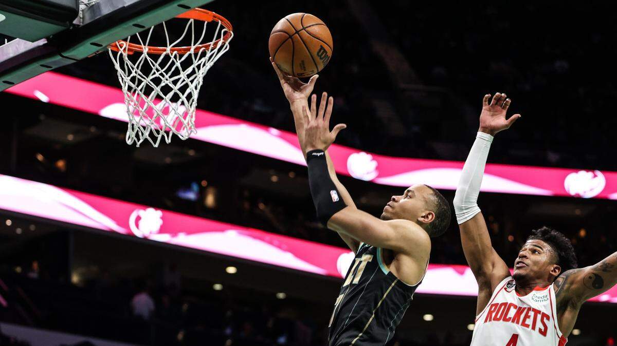 Charlotte Hornets guard Bryce McGowens (7), left shoots past Houston Rockets guard Jalen Green (4) at the Spectrum Center in Charlotte, N.C., on Friday, April 7, 2023.