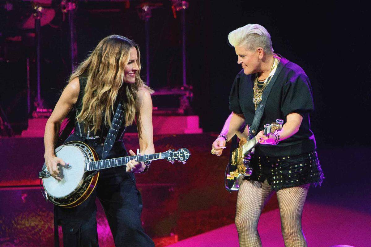 Instrumentalist Emily Strayer and lead vocalist Natalie Maines perform with The Chicks.