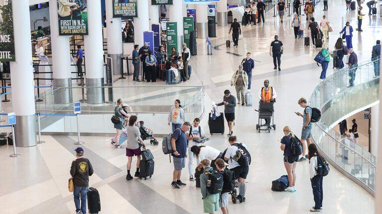 Charlotte Douglas International Airport extends airline lease for one year