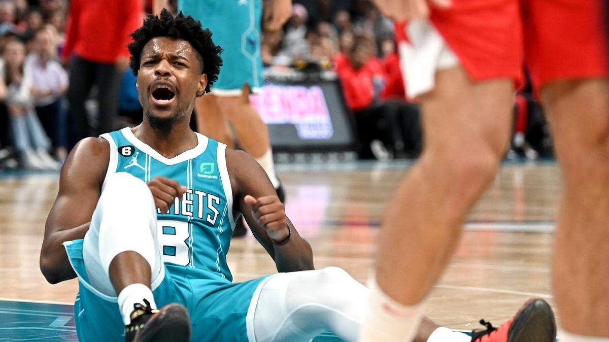 Charlotte Hornets guard Dennis Smith Jr., isn’t pleased with an officials lack of a call during second half action against the Washington Wizards at Spectrum Center in Charlotte, NC on Monday, November 7, 2022. The Wizards defeated the Hornets 108-100.