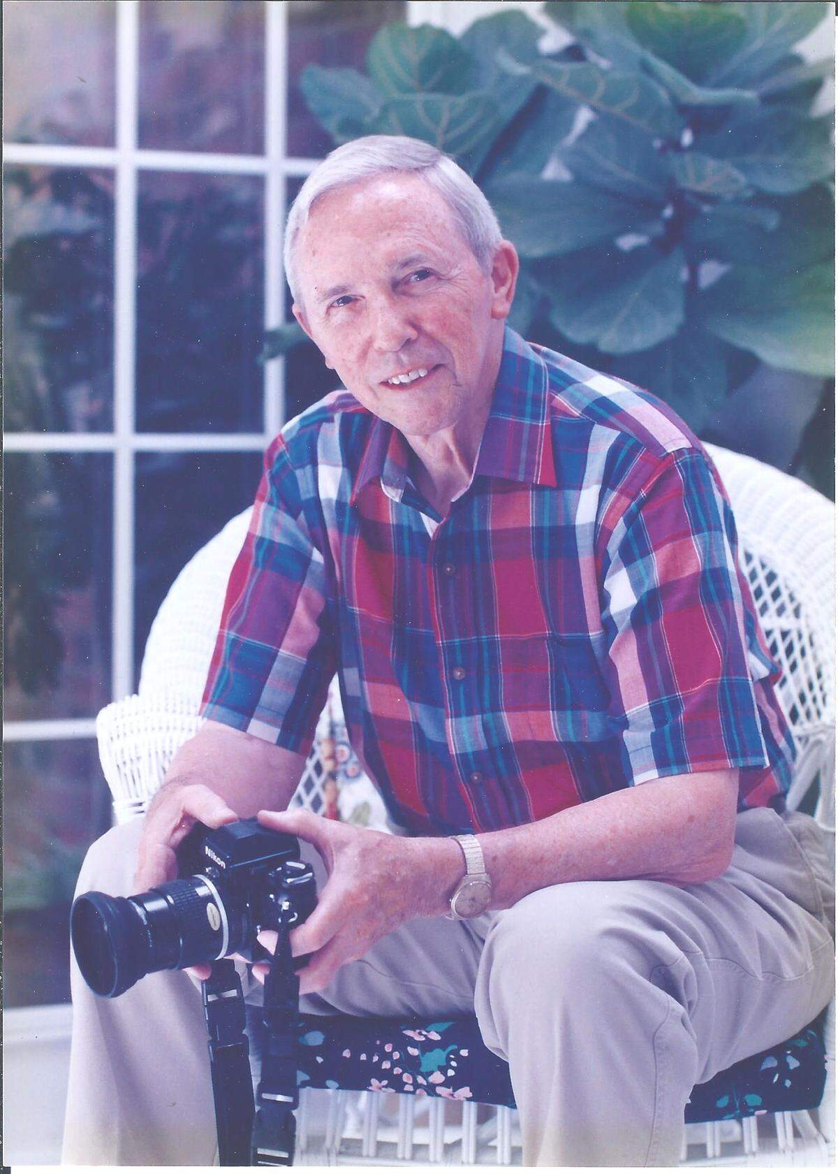 Marshall Doswell, shown with his Nikon camera in 1997, loved working in the darkroom to print his own photos.