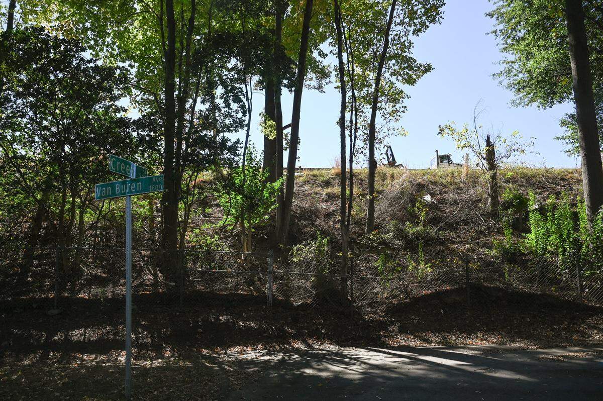 An embankment is all that separates the edge of the McCrorey Heights neighborhood, at Van Buren Avenue, from Interstate 277 in Charlotte, NC on Thursday, October 23, 2025.