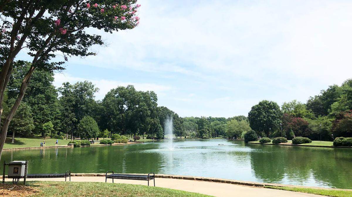 Take a stroll around the fountain lake at Freedom Park or enjoy a self-packed picnic on the lawn.