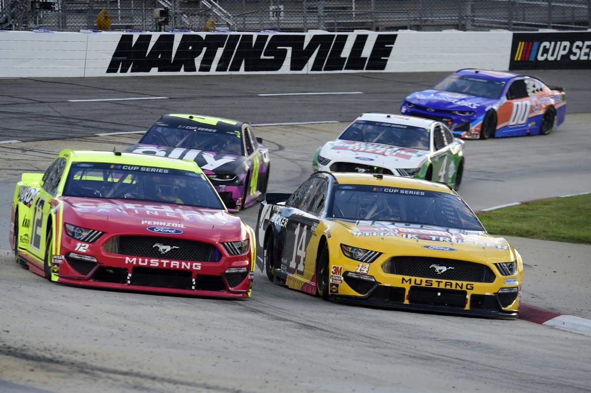 MARTINSVILLE, VIRGINIA - JUNE 10: Clint Bowyer, driver of the #14 Rush Truck Centers Ford, and Ryan Blaney, driver of the #12 Menards/Cardell Caninetry Ford, lead the field during the NASCAR Cup Series Blue-Emu Maximum Pain Relief 500 at Martinsville Speedway on June 10, 2020 in Martinsville, Virginia. (Photo by Jared C. Tilton/Getty Images)