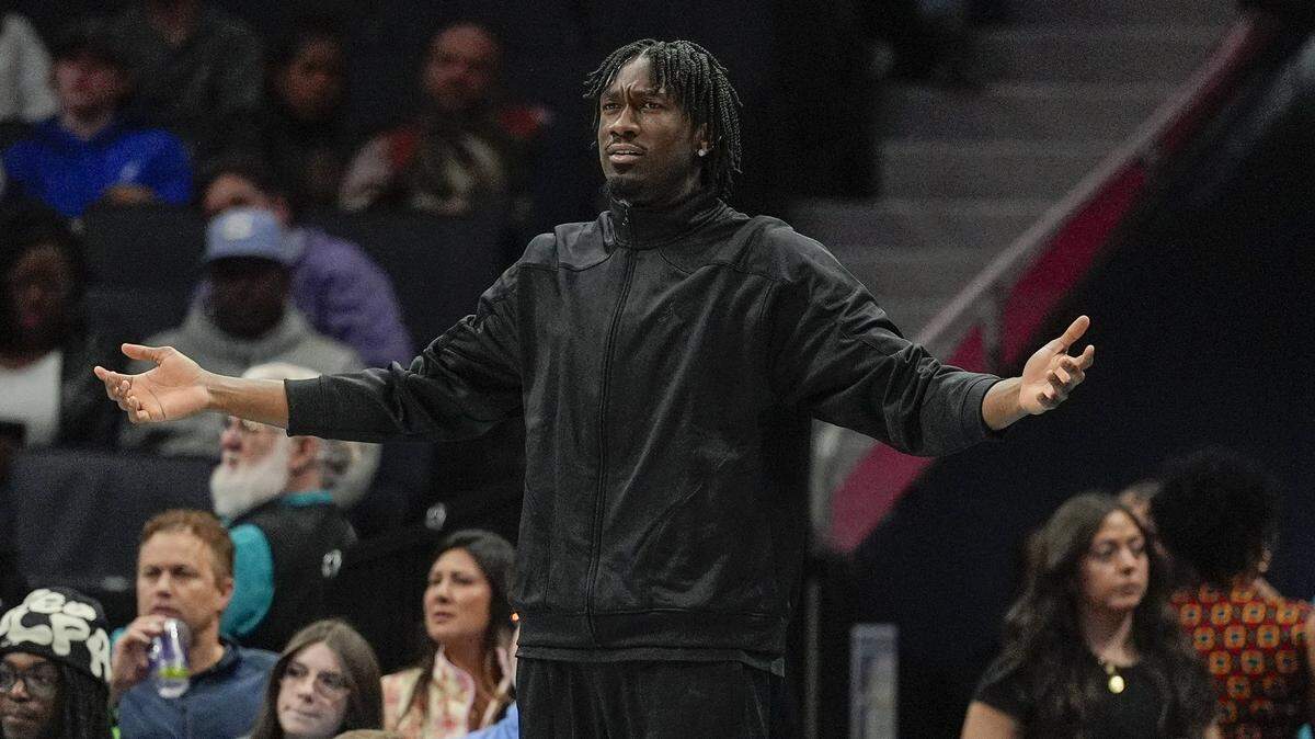 Mark Williams (5) reacts to a call during the second half against the Brooklyn Nets  at Spectrum Center on Jan. 29, 2025.