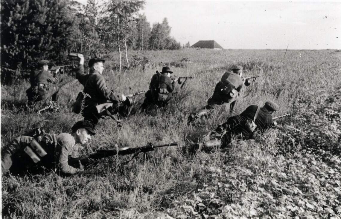 09A - Ataque de partisans soviéticos.jpeg Um ataque de um destacamento de guerrilheiros soviéticos durante a Segunda Guerra Mundial.