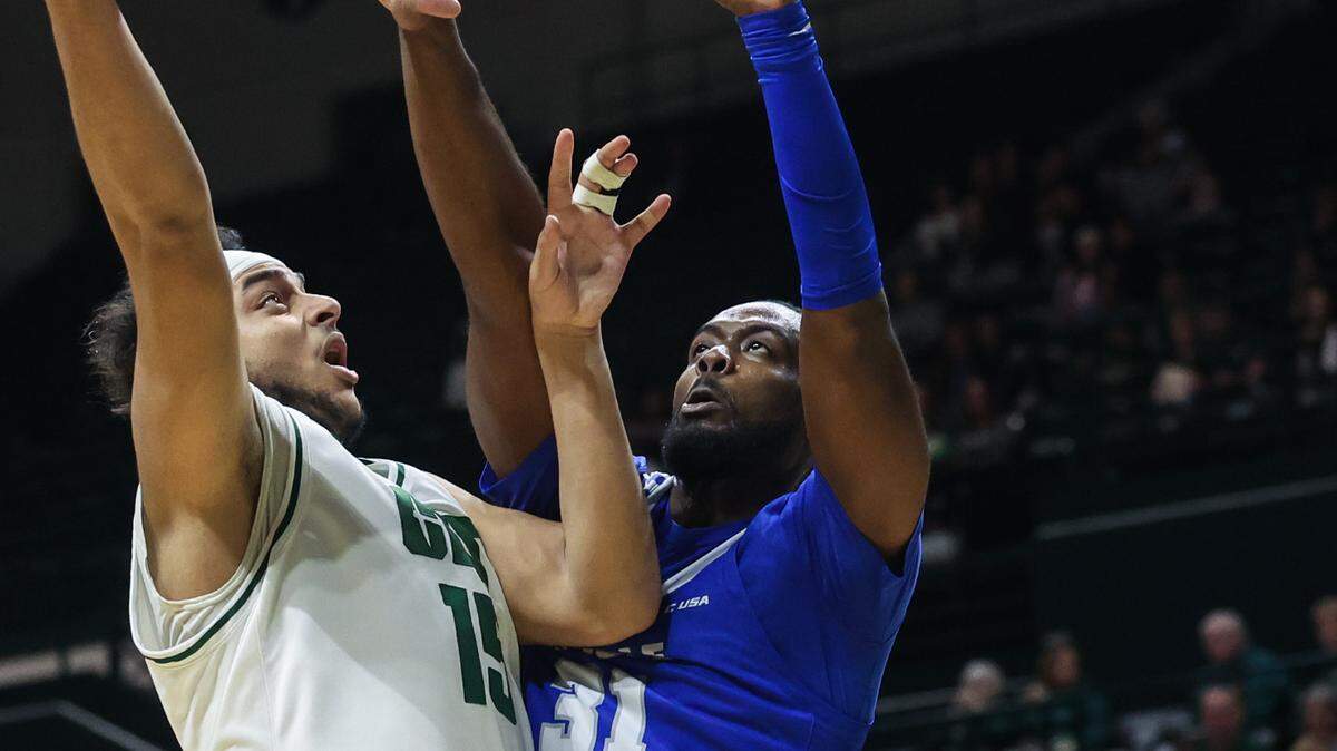 UNC Charlotte’s Aly Khalifa, left, shooting over Middle Tennessee’s Jared Coleman-Jones during an early-season game, leads the 49ers into this week’s Conference USA tournament.