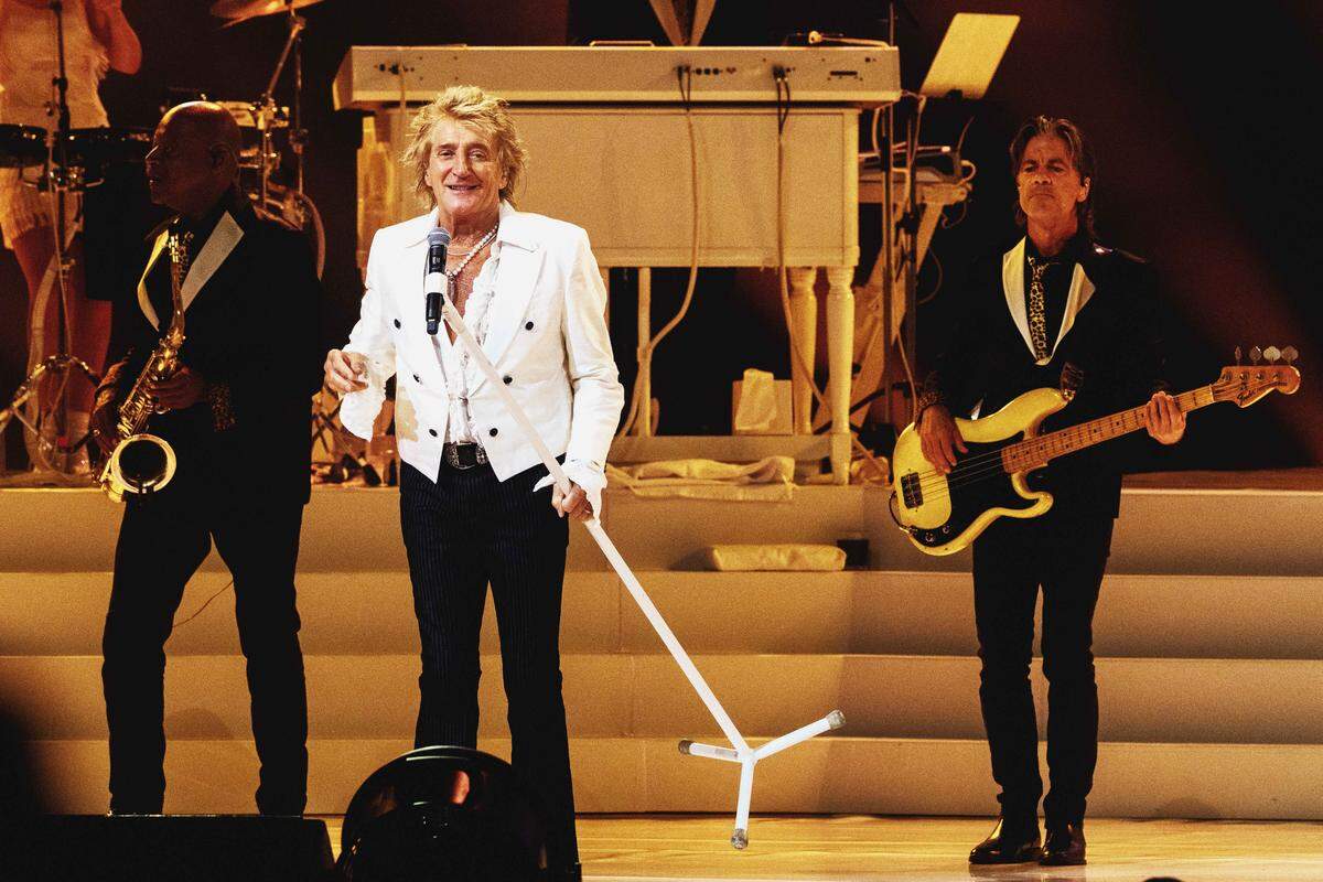 Rod Stewart performs at PNC Music Pavilion in Charlotte on Tuesday night.