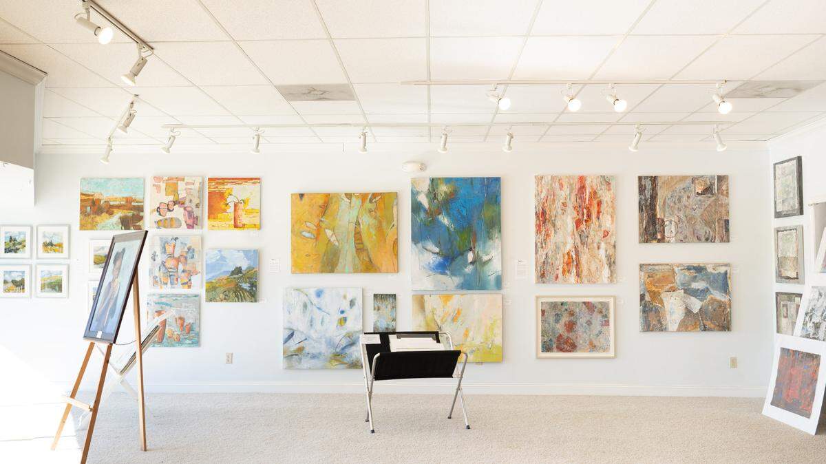 Amy Murphy Curlis opened Carolina Fine art to help the Charlotte community by offering a space for local artists to highlight their creative work and to welcome those looking to purchase art.