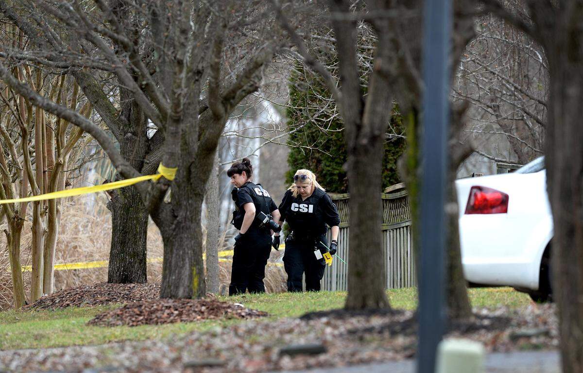 Crime Scene Investigators search for evidence outside the home of Charlotte’s first homicide of 2019 on Tuesday, January 1, 2019. A man was shot to death in north Charlotte on Highlander Court near Old Statesville Road.