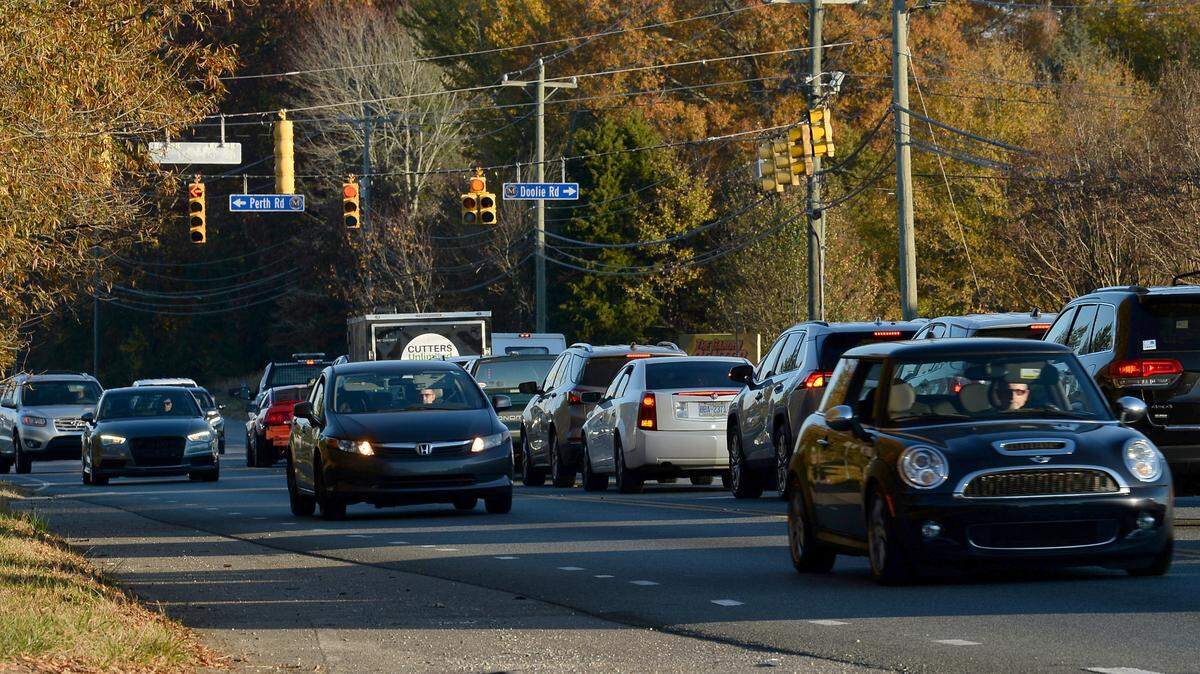 A steady flow of traffic proceeds through an intersection on N.C. 150 west of Mooresville in 2021.