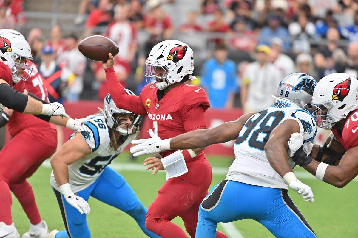 Arizona Cardinals quarterback Kyler Murray (1) looks to pass during the second quarter against the Carolina Panthers at State Farm Stadium. 