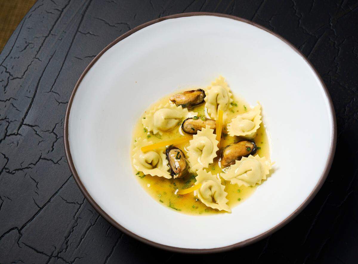 Reservations are required for dining at L’Ostrica, although a few seats at the bar are available.