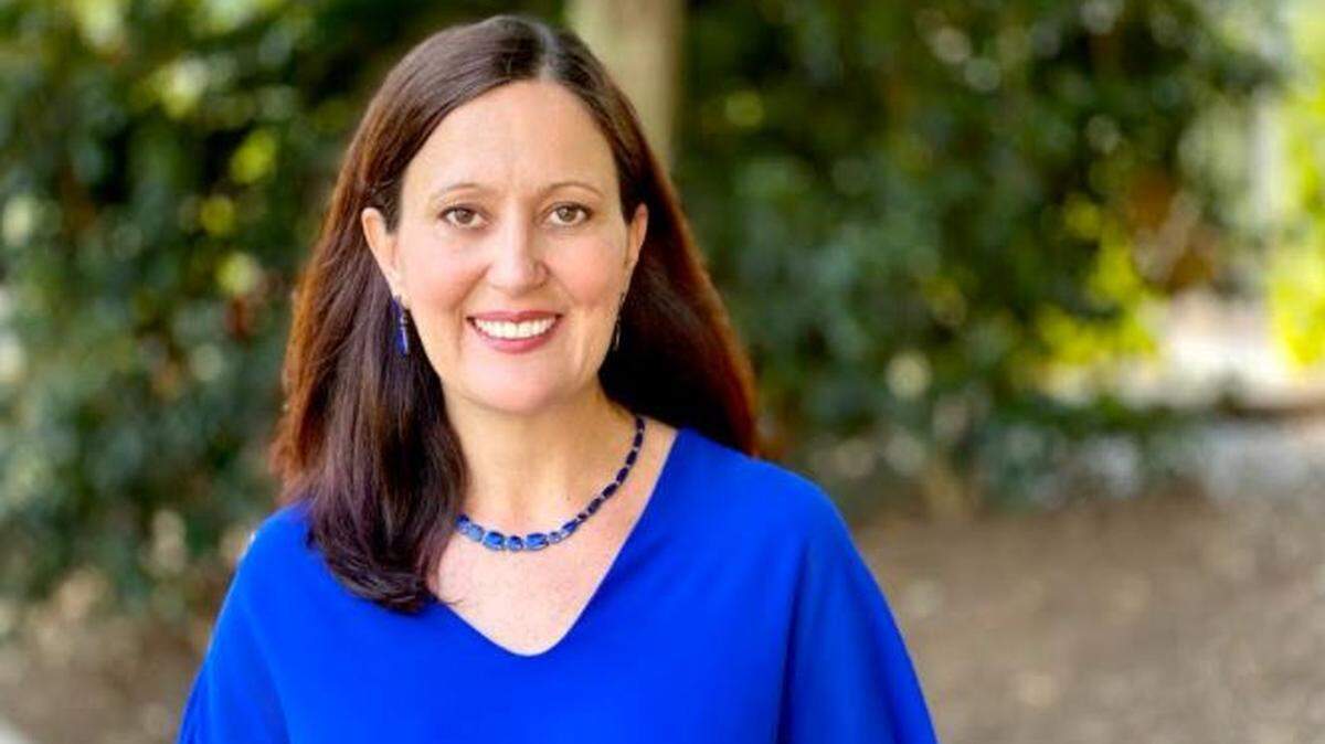 Jennifer De La Jara is a Democratic candidate for Mecklenburg Board of County Commissioners at-large in 2022.