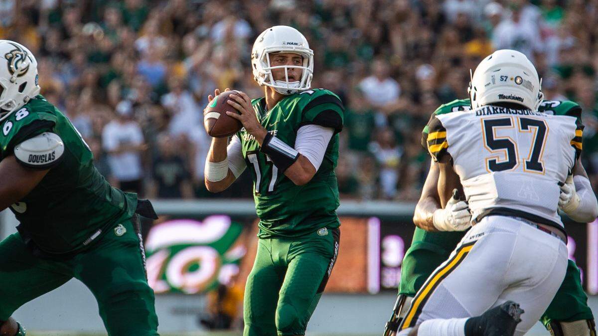Sophomore quarterback Chris Reynolds (17) will start for the first team in Saturday’s Charlotte 49ers Green-White game.