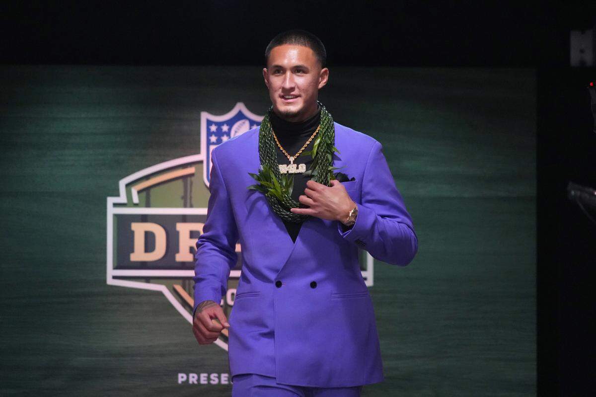 Arizona Wildcats wide receiver Tetairoa McMillan is selected by the Carolina Panthers as the eighth overall pick in Thursday’s NFL Draft at Lambeau Field. Kirby Lee-Imagn Images