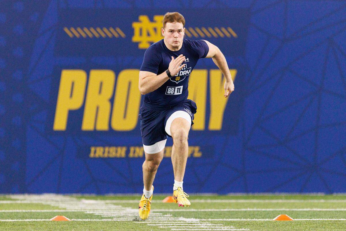 Tight end Mitchell Evans runs the 40-yard dash during Notre Dame football’s Pro Day at Irish Athletic Center on Thursday, March 27, 2025, in South Bend.