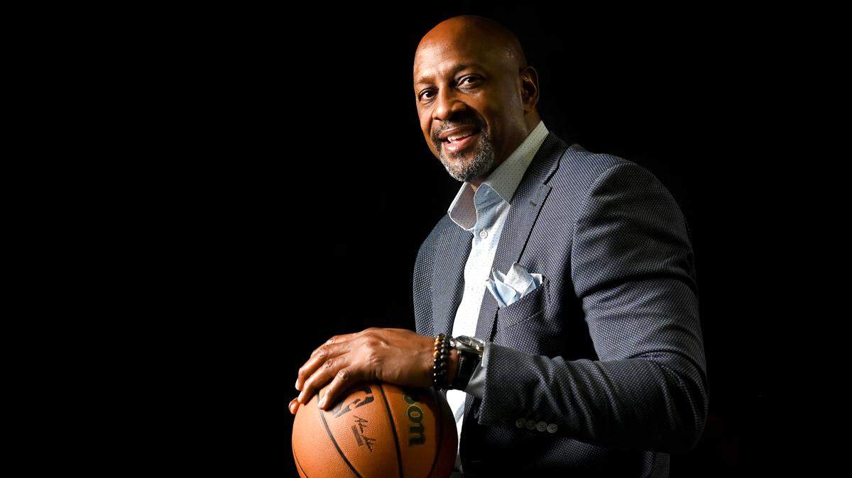 Alonzo Mourning trade changed Charlotte Hornets. He would’ve stayed for ‘a lot less money’