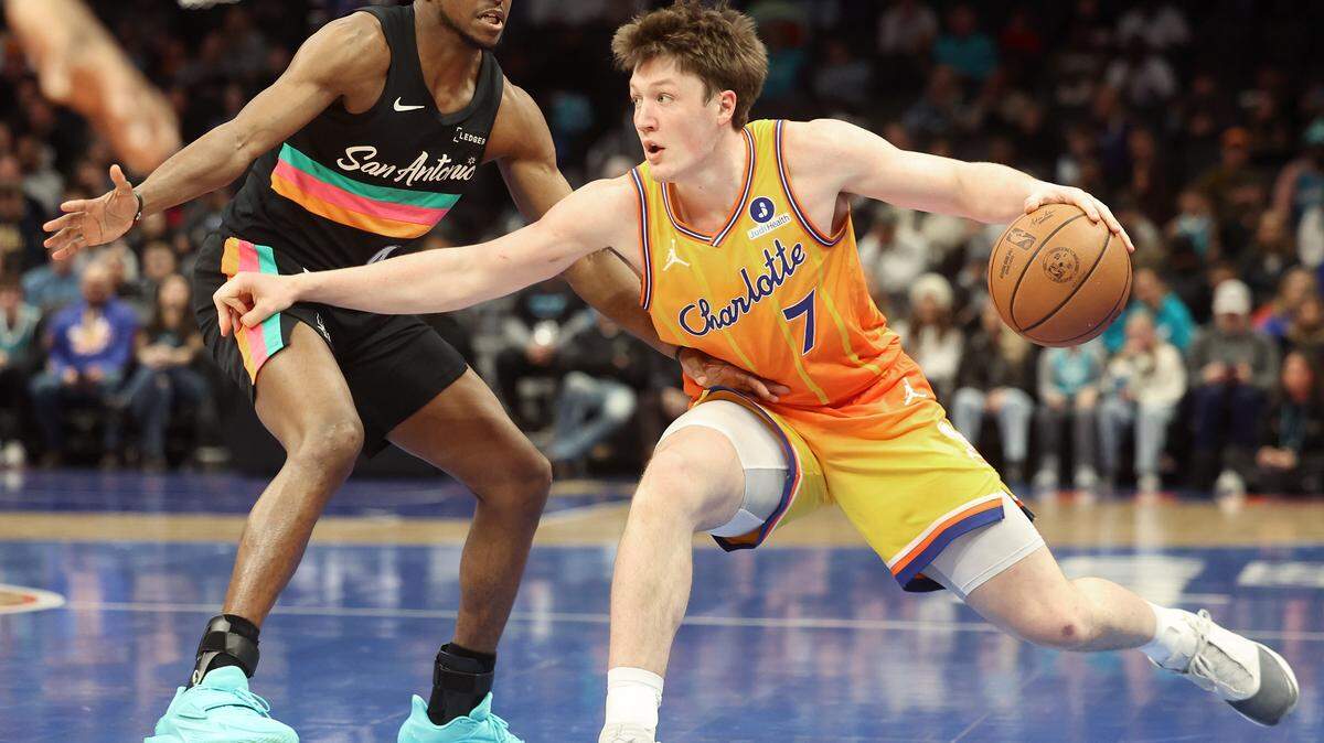 Charlotte Hornets forward Kon Knueppel, right, drives to the hoop against San Antonio Spurs guard De’Aaron Fox during action at Spectrum Center in Charlotte, North Carolina, on Saturday, Jan. 31, 2026. The Hornets defeated the Spurs 111-106.