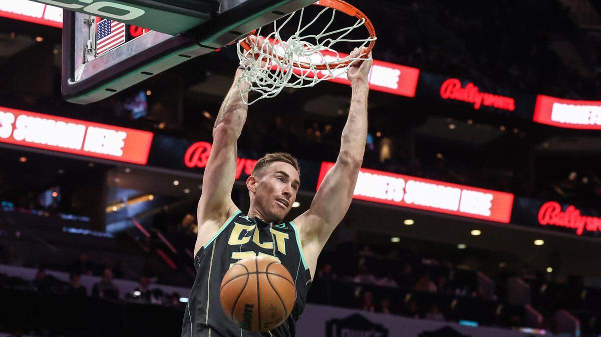 Hornets forward Gordon Hayward dunks the ball during the game against the Bulls at Spectrum Center on Thursday, January 26, 2023.