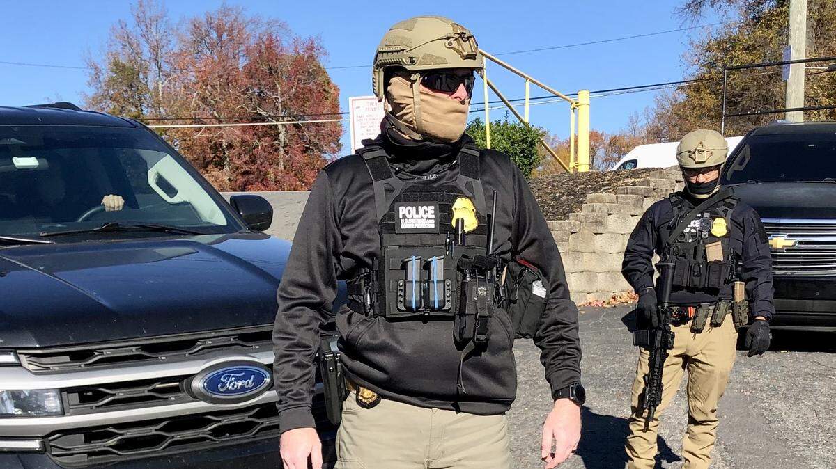 U.S. Customs and Border Patrol agents survey the parking lot of the Compare Foods on North Tryon St. in Charlotte, NC on Monday, November 17, 2025.