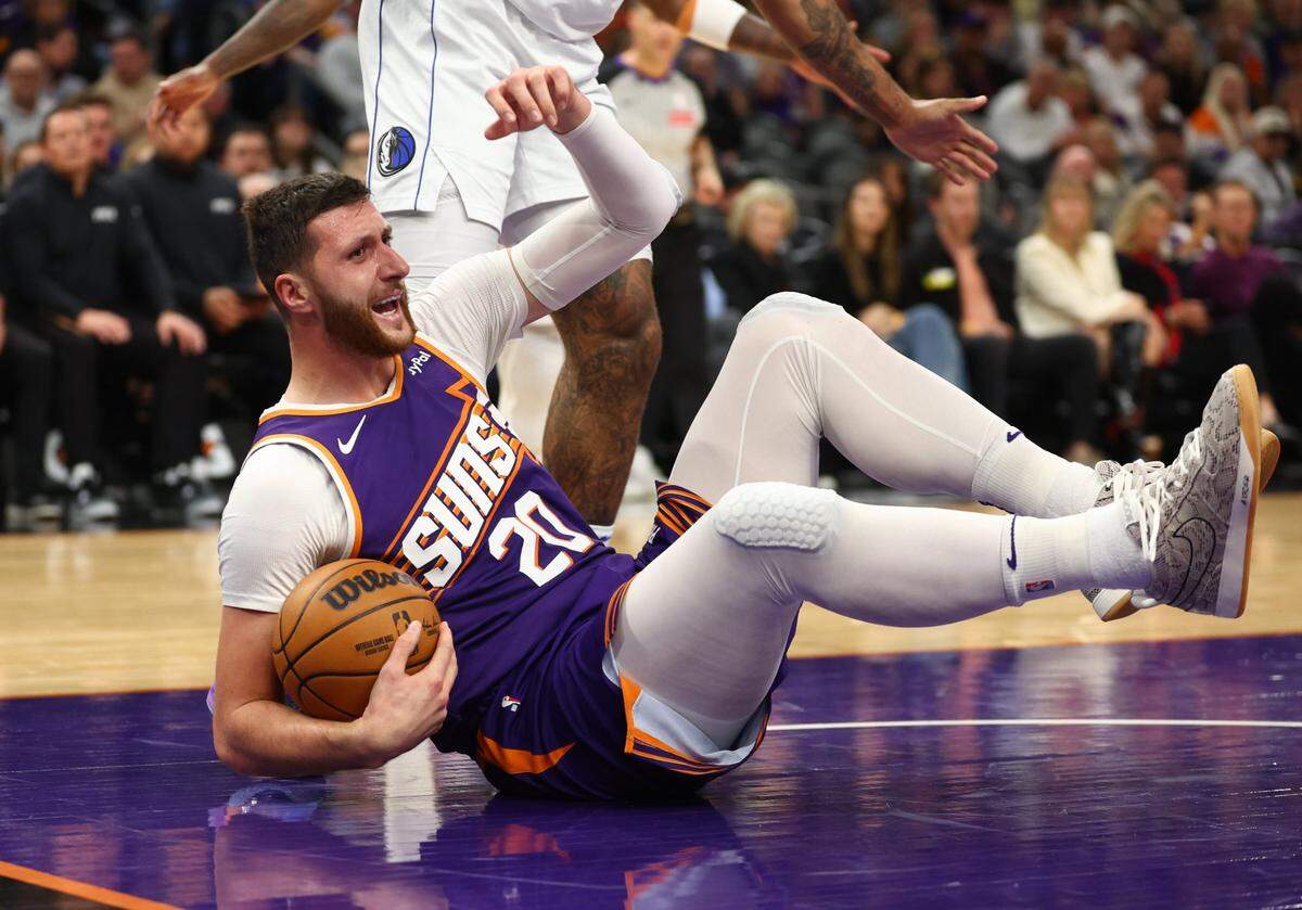  Jusuf Nurkic (20) against the Dallas Mavericks at Footprint Center.