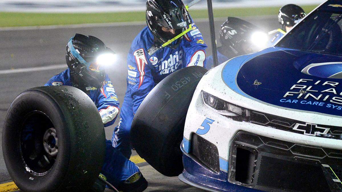 NASCAR driver Kyle LarsonÕs pit crew hurry to change the right front tire during a pit stop in the Coca-Cola 600 at Charlotte Motor Speedway in Concord, NC on Sunday, May 30, 2021.