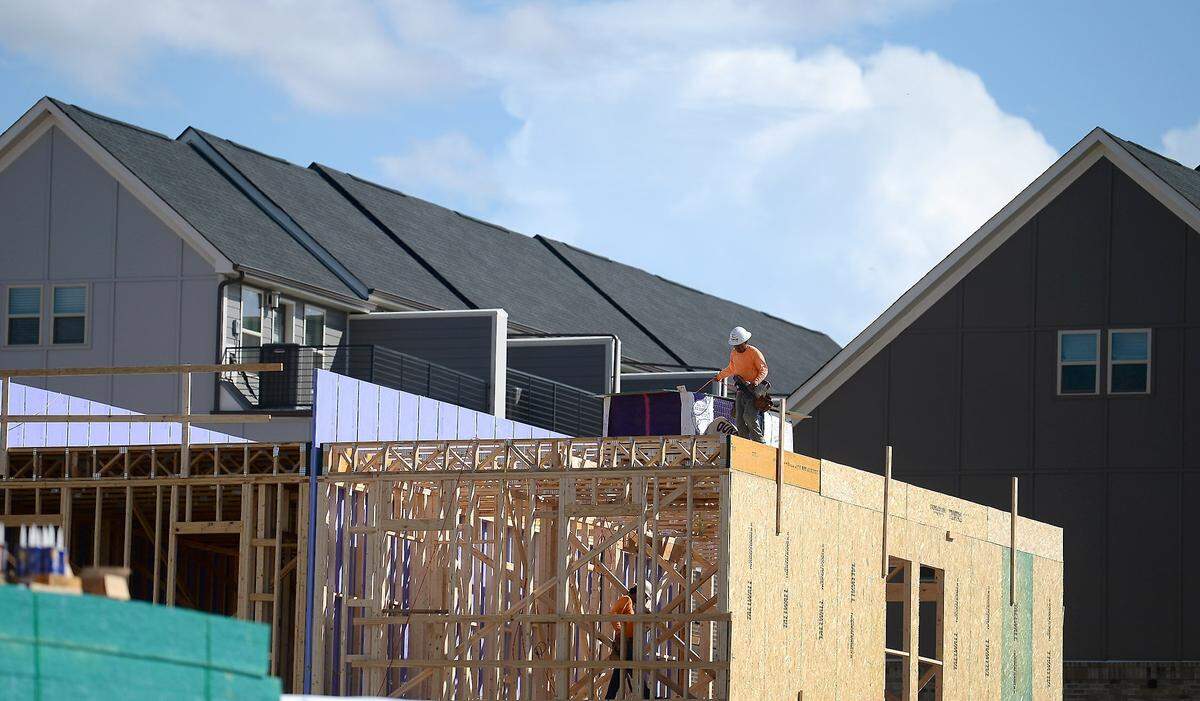 Construction workers work on another section of Pulte Homes along Siegle Avenue in Charlotte, NC last July. In February 2022, authorities accused four Charlotte men of operating a plywood theft ring that targeted residential construction sites in areas including Concord, Charlotte and Fort Mill and Indian Land, S.C.