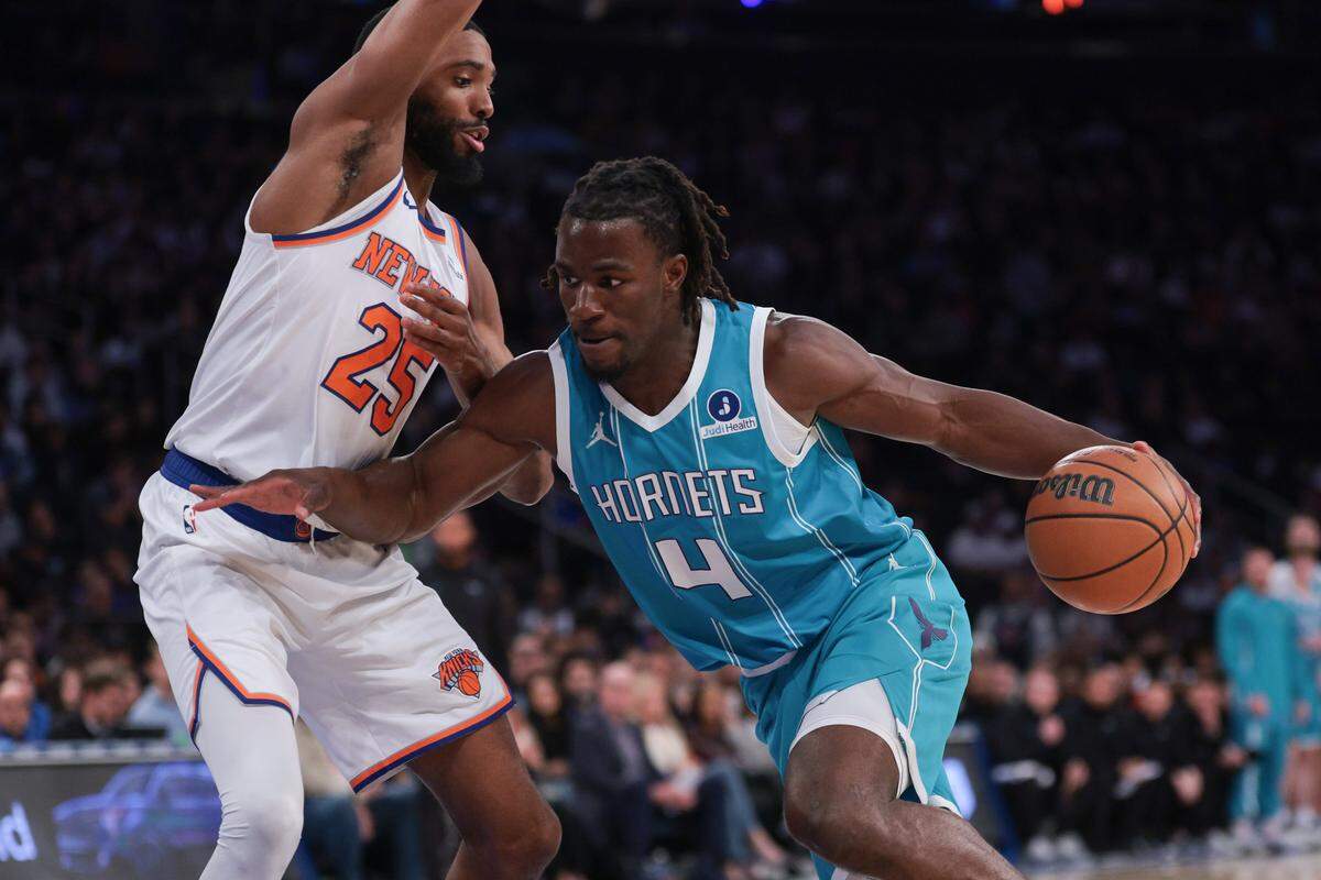 Charlotte Hornets guard Sion James drives to the basket against New York Knicks guard/forward Mikal Bridges during the first half at Madison Square Garden.