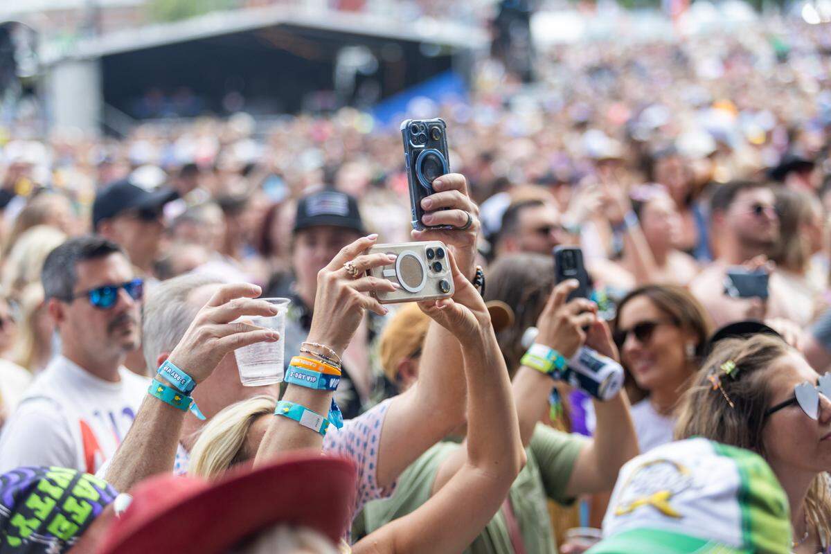 Fans at Lovin’ Life Music Festival 2025.