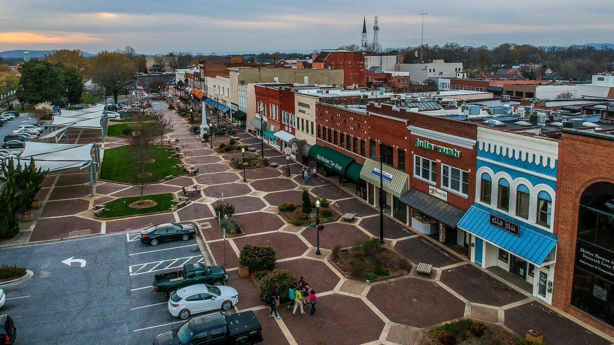 Hickory’s downtown shopping area includes retail shops, restaurants, offices and entertainment venues.