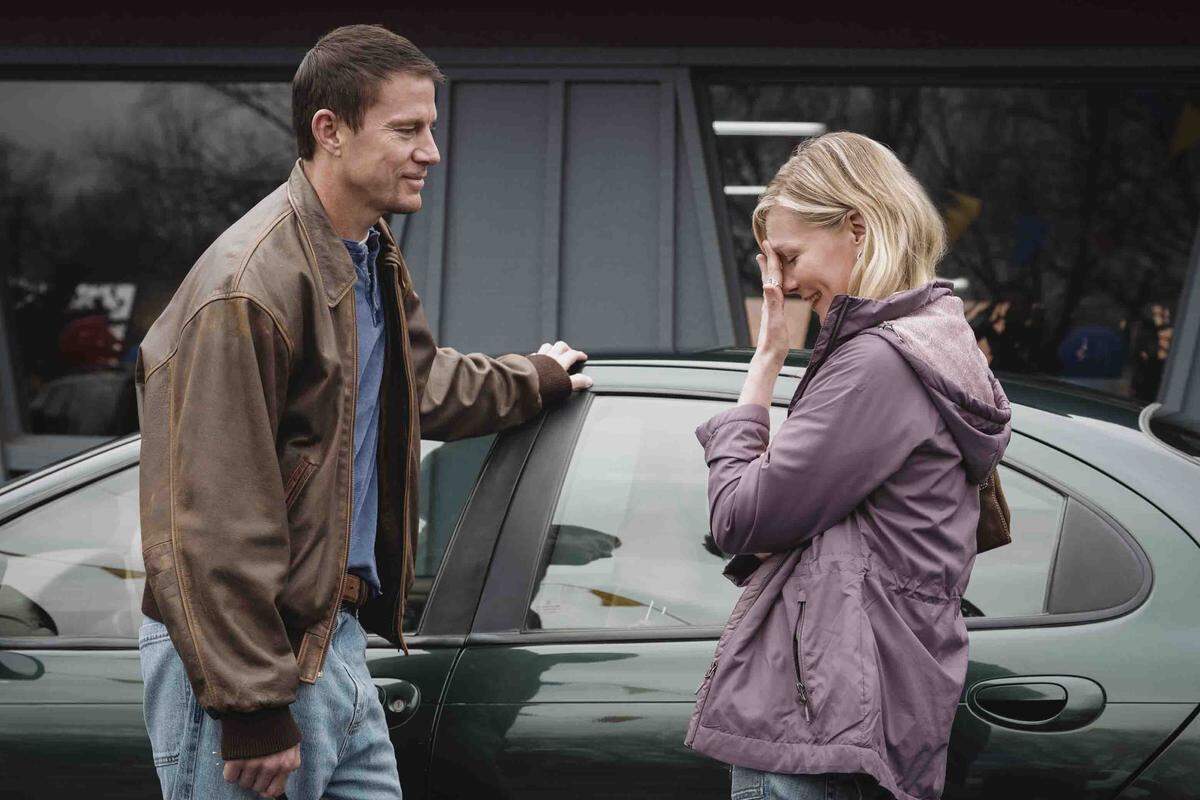 Channing Tatum and Kirsten Dunst chat next to the green Chrysler Concorde in “Roofman.”