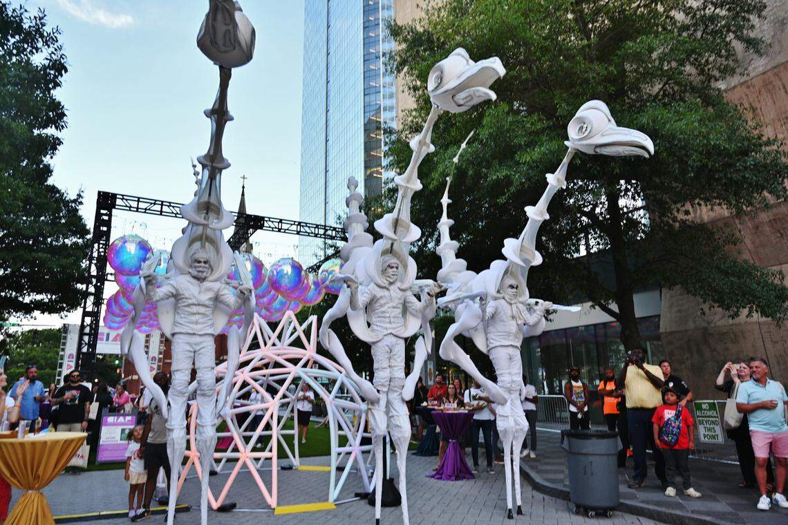 Birdrmen, not of Alcatraz but of the Netherlands, will roam and return to the arts festival.