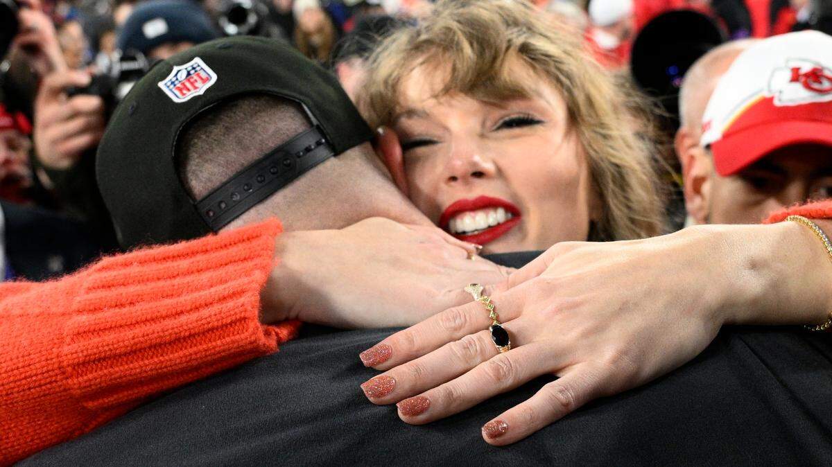 Taylor Swift embraces Kansas City Chiefs tight end Travis Kelce (87) after the AFC Championship NFL football game, Sunday, Jan. 28, 2024, in Baltimore.