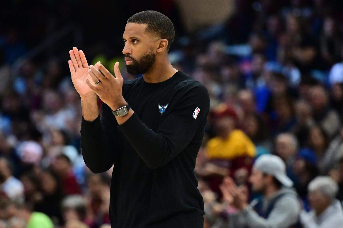Charlotte Hornets head coach Charles Lee reacts during the first quarter against the Cleveland Cavaliers at Rocket Mortgage FieldHouse.