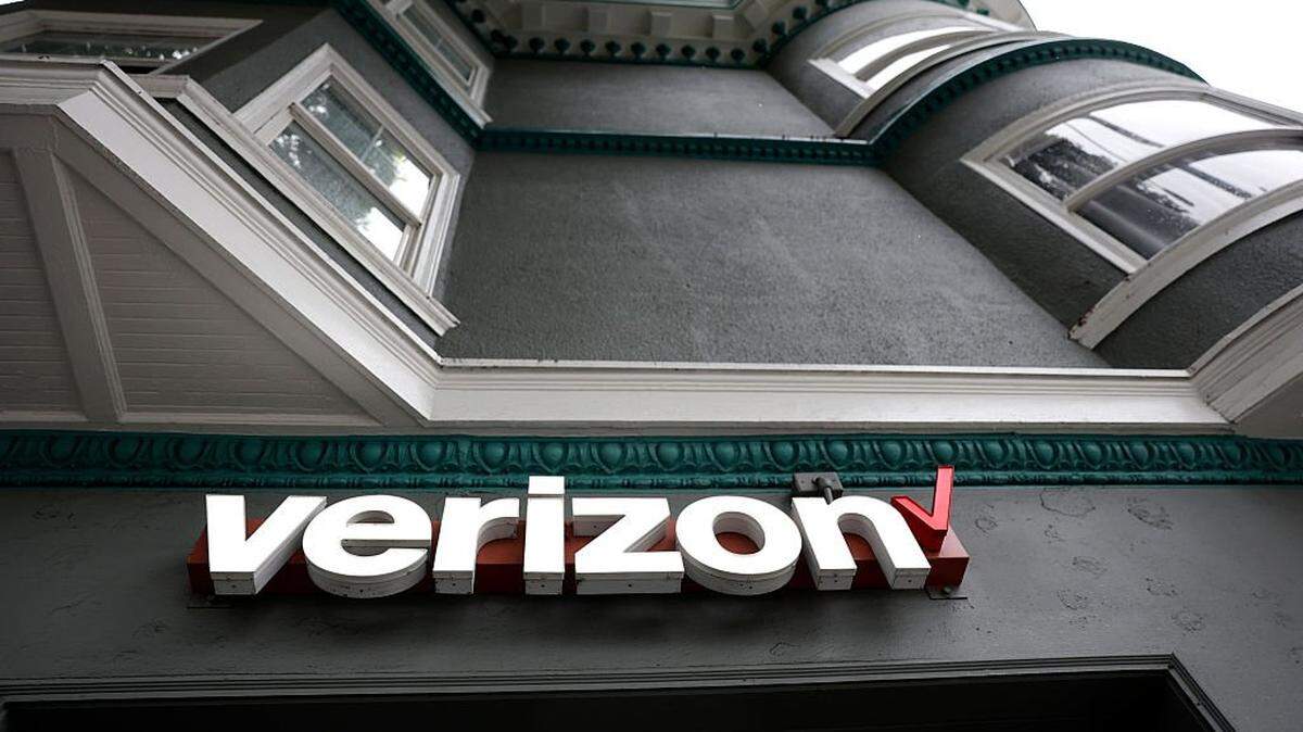 SAN FRANCISCO, CALIFORNIA - NOVEMBER 13: A sign is posted in front of a Verizon store on November 13, 2025 in San Francisco, California. Verizon has announced plans to cut an estimated 15% of its workforce, or 15,000 jobs, as part of a restructuring plan under its new CEO Dan Schulman. (Photo by Justin Sullivan/Getty Images)