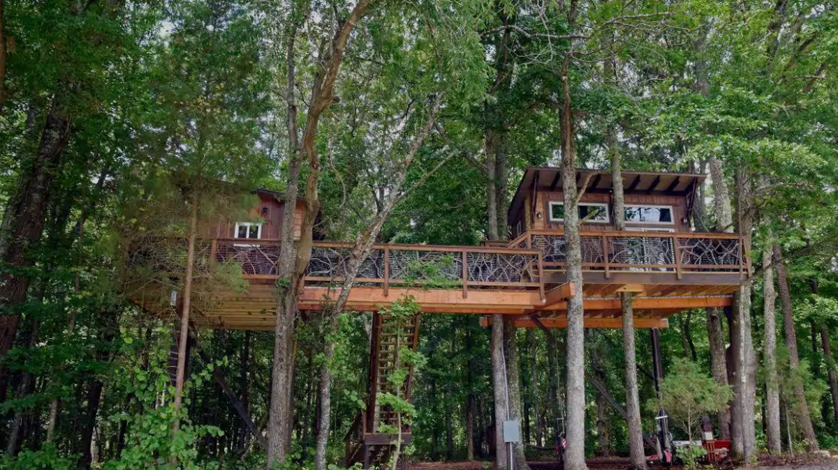 These images can only be used with stories related to Airbnb listings.