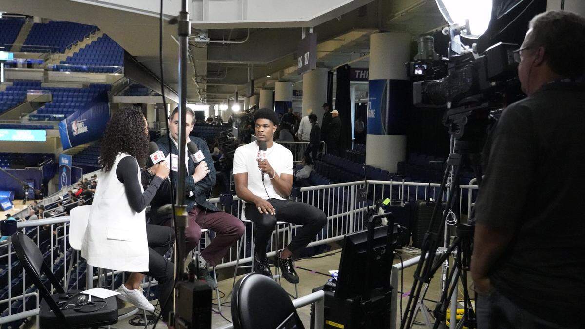 May 17, 2023; Chicago, Il, USA; Scoot Henderson talks to the media during the 2023 NBA Draft Combine at Wintrust Arena. Mandatory Credit: David Banks-USA TODAY Sports