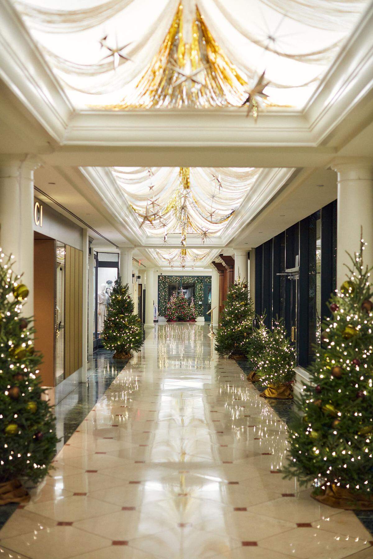 The Charleston Place is decked out in gorgeous holiday decor.